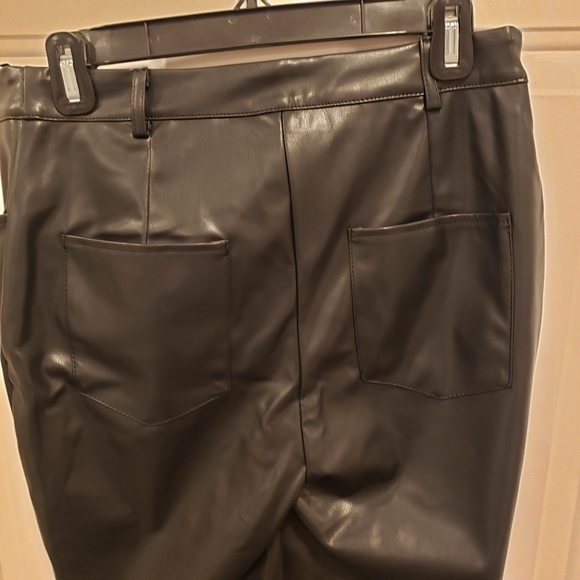 NWT MISGUIDED FAUX LEATHER PANTS - Picture 2 of 5